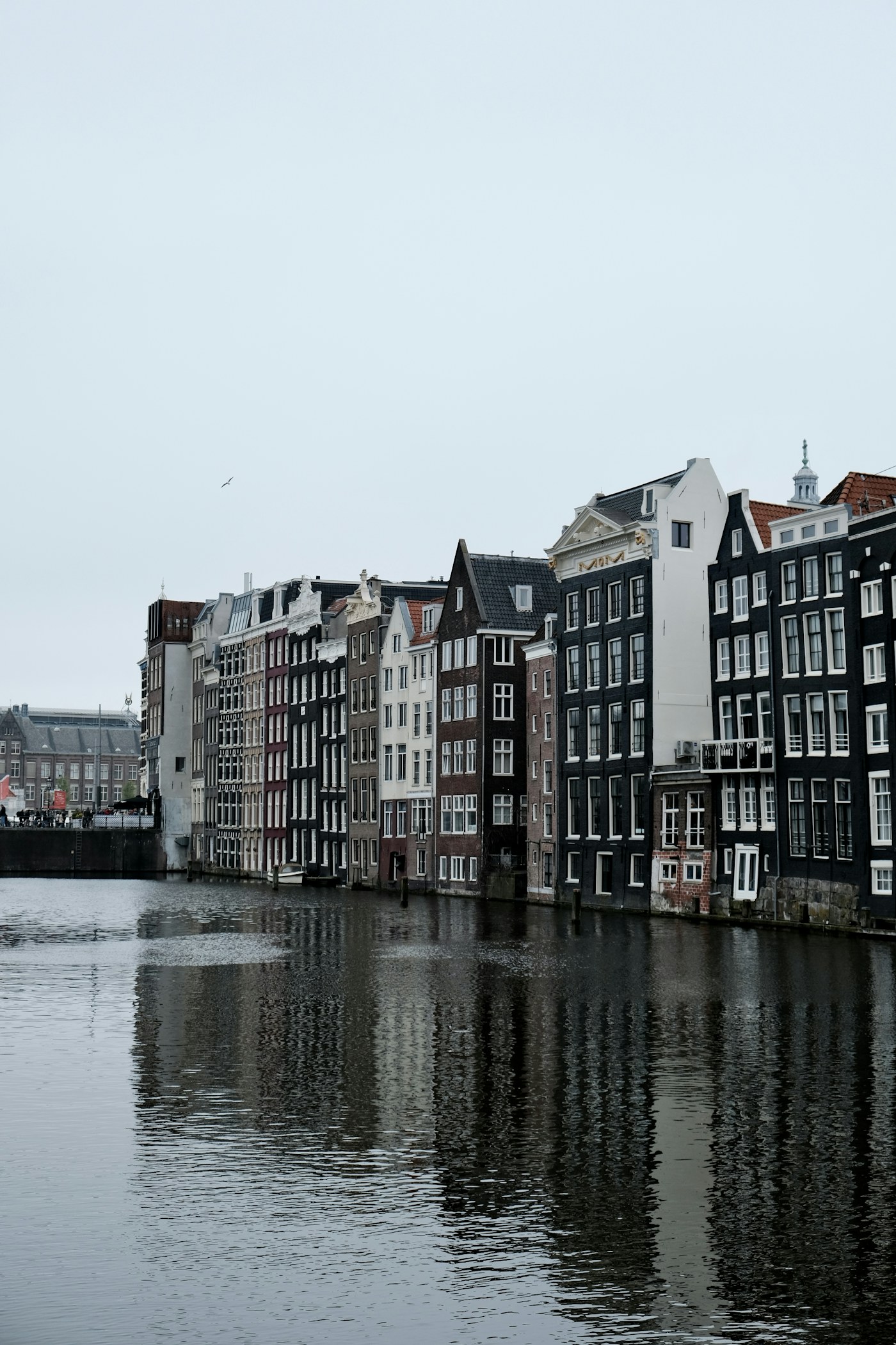 Grachtenpanden aan het water in Amsterdam